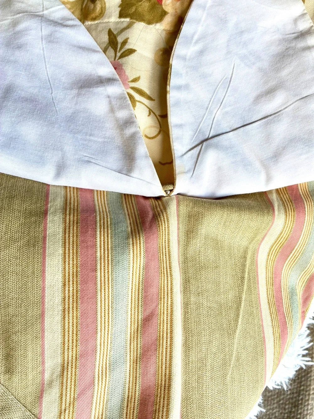 Vintage Waverly home classic Napoli cameo Scalloped Valance in Cream with pink